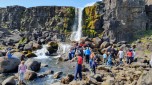 Der xarrfoss Wasserfall mit Touristen die auf groen Steinen stehen