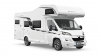 Ansicht von vorne rechts auf das Wohnmobil mit Alkoven ber der Fahrerkabine